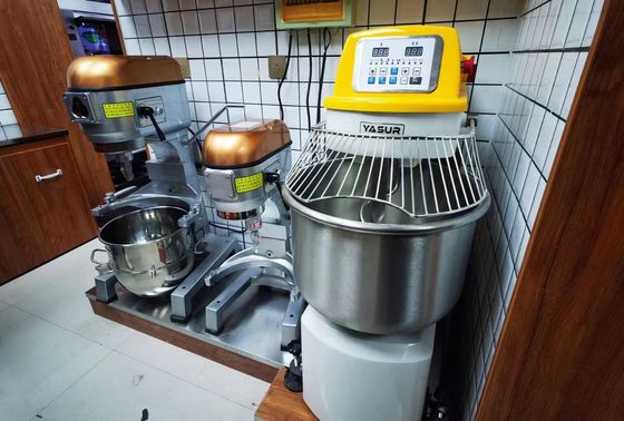 gewundene Doppelgeschwindigkeits-Edelstahl-HochleistungsKnetmaschine der Knetmaschine-4.5kw 50 Kilogramm mit Schüssel-Gitter