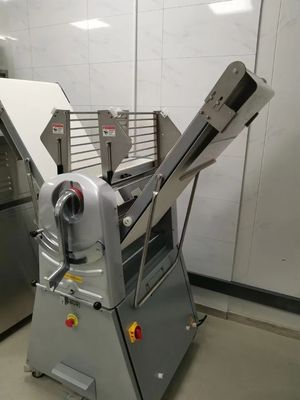 Revidierbarer Gebäck-Teig Sheeter-Maschinen-Hörnchen-Hauch, der europäische Art Hochleistungs-0.75kw macht